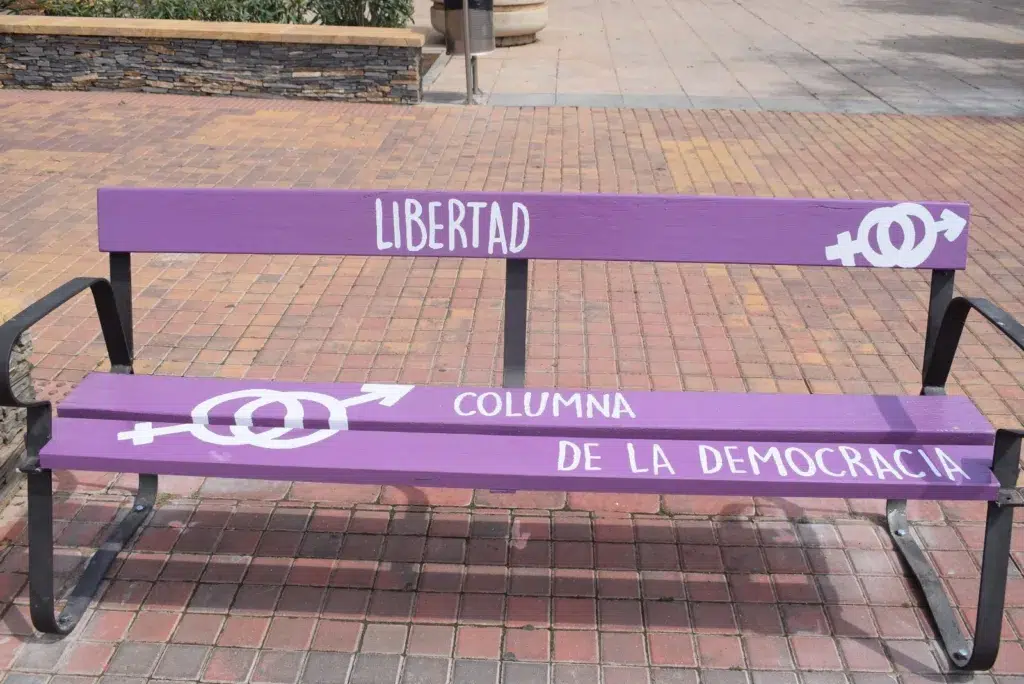 Banco de la igualdad de Vícar. Foto cedida por el Ayuntamiento.