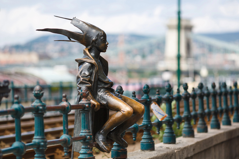Estatua de la princesita, junto al río Danubio