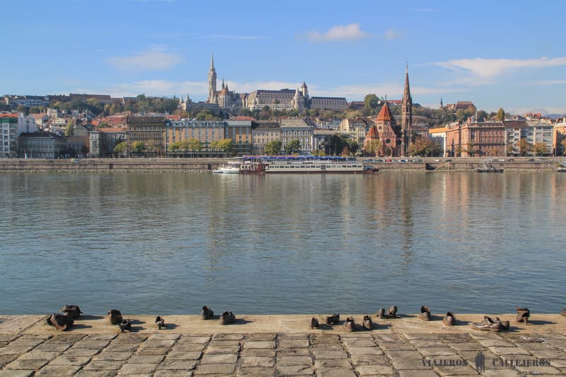Monumento a los zapatos en el Budapest en un día