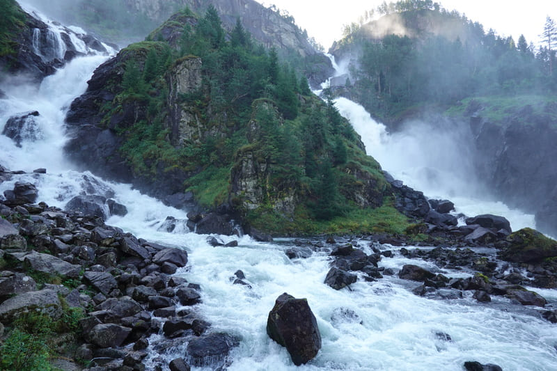 Cascada Langfossen que ver en los fiordos noruegos