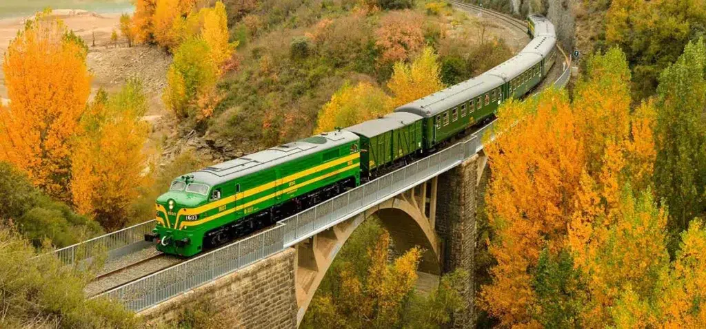 El Expreso de Canfranc recorre el corazón del Pirineo aragonés.