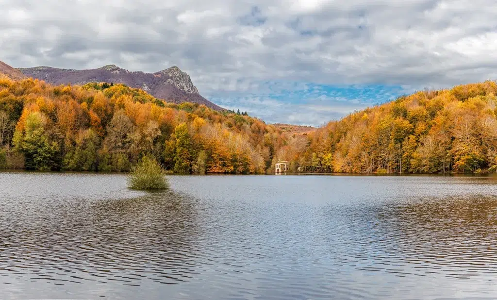 Otoño en el lago Santa Fe, en el Montseny (Barcelona).