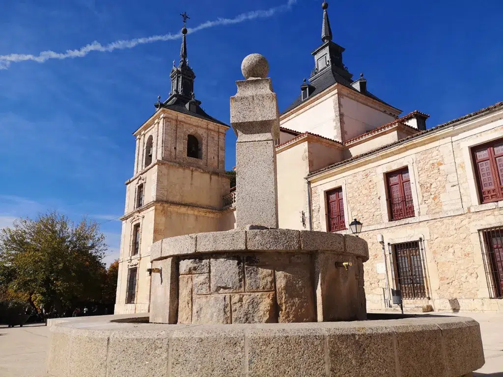Fuente junto a la plaza del Secreto en Nuevo Baztán (Madrid).