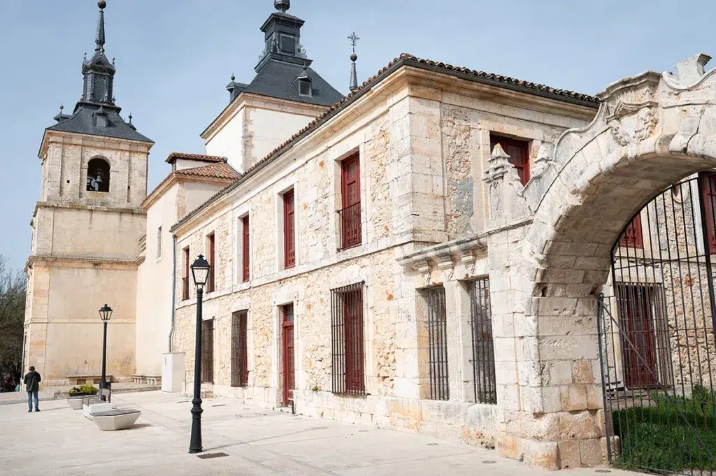 Palacio de Goyeneche e iglesia de San Francisco Javier, edificios adosados, en Nuevo Baztán (Madrid).