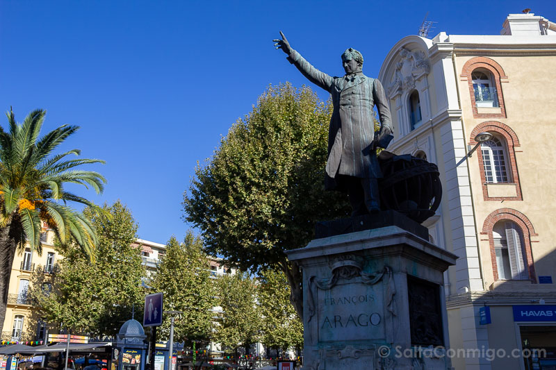 Que Ver en Perpignan Place Arago Estatua
