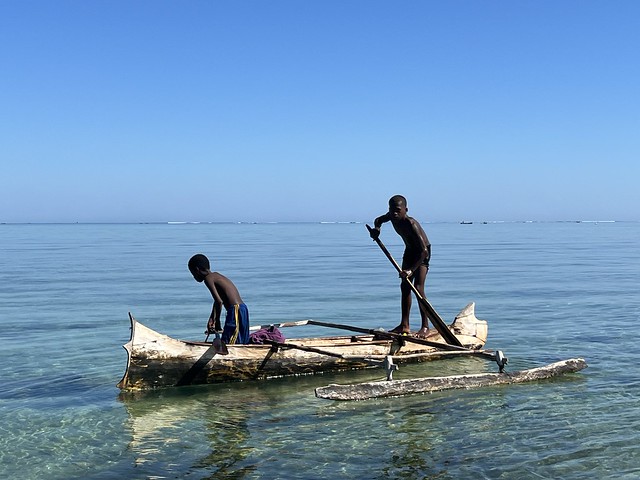 Niños en una canoa en el mar en Madagascar