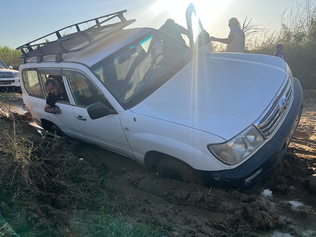 Coche atrapado en el barro