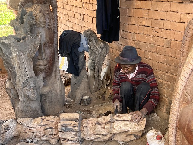 Escultor en el mercado de La Digue de Antananarivo (Madagascar)