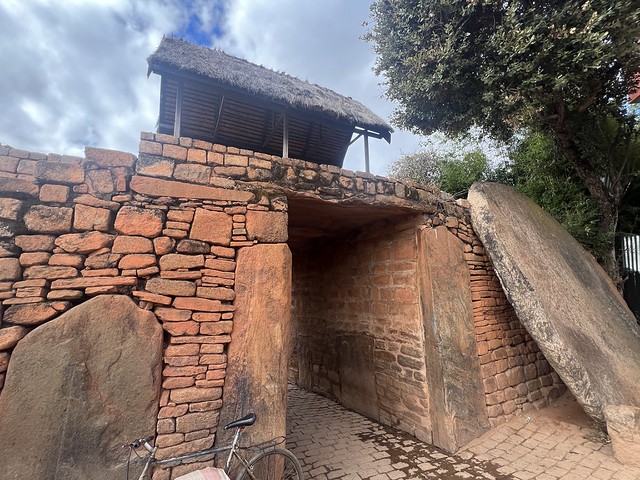 Antigua puerta de acceso a la Colina Real de Ambohimanga (Madagascar)