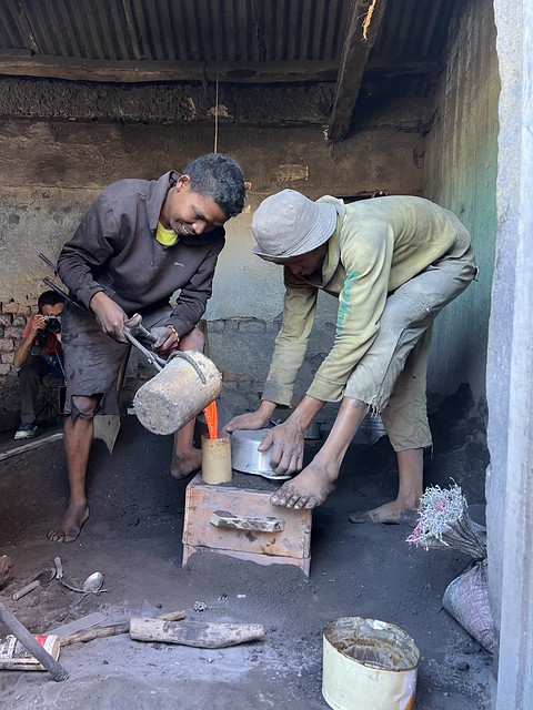 Fundiendo el aluminio en Ambatolampy (Madagascar)