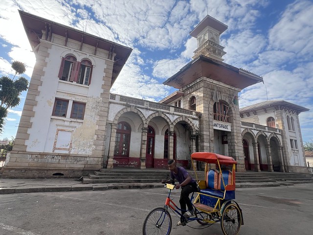 Pousse-pousse frente a la antigua estación de trenes de Antsirabe (Madagascar)