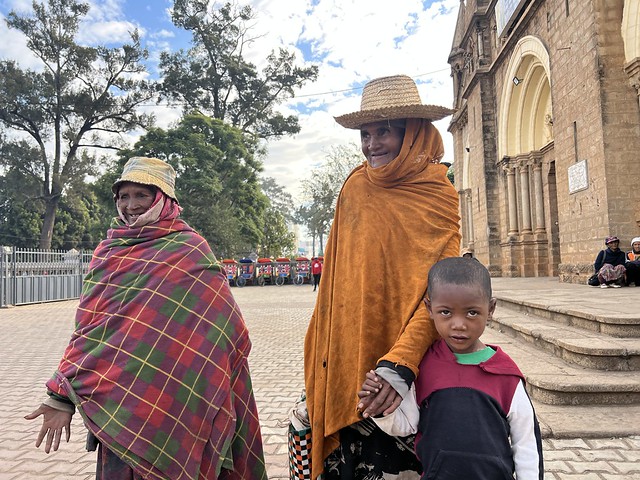 Población local junto a la iglesia de Nuestra Señora en Antsirabe (Madagascar)