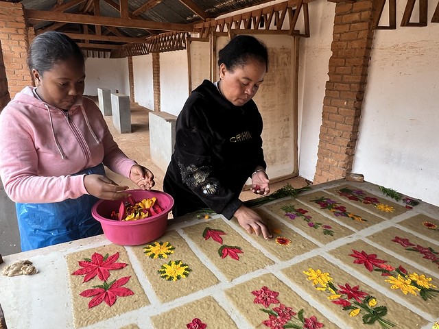 Mujeres en un Centro de artesanía del Papel de Antemoro en Ambalavao (Madagascar)