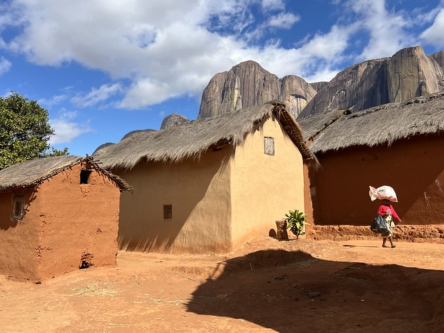 Aldea en el valle de Tsaranoro (Madagascar)