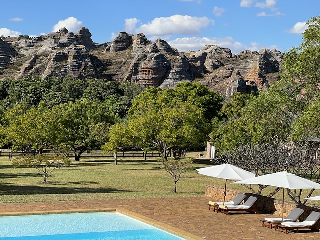 Piscina y tumbonas del Hotel Jardin du Roy en Isalo, Madagascar