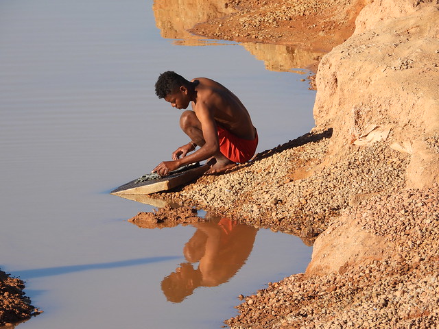 Buscando oro y piedras preciosas en el río en Ilakaka (Madagascar)