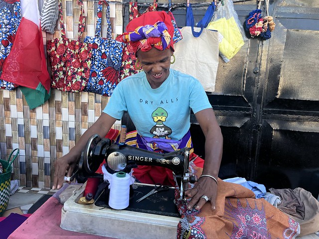 Mujer cosiendo en Morondava (Madagascar)