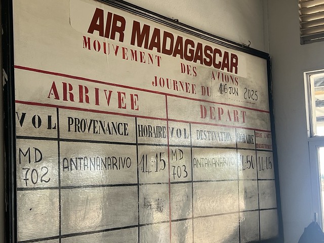 Panel del aeropuerto de Morondava con el vuelo a Antananarivo (Madagascar)