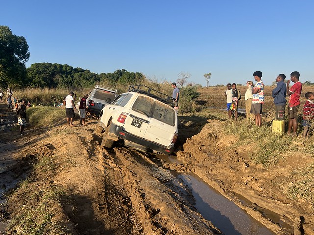 Coches atrapados en la carretera de Morondava a los Tsingys en Madagascar