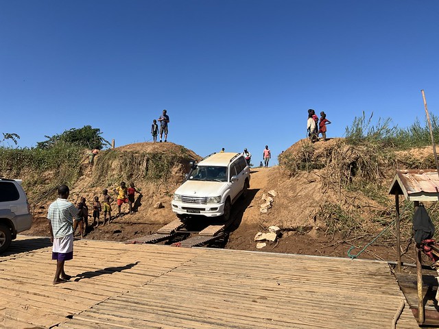 Vehículo accediendo a un transbordador para cruzar el río