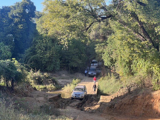 Vehículos 4x4 en una maltrecha carretera de Madagascar