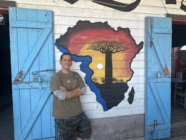 Sele en una casa de Morondava (Madagascar) con una pintura de África