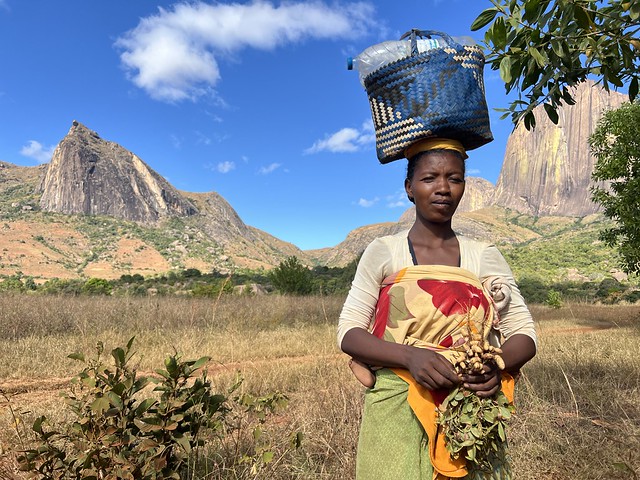 Mujer en el valle de Tsaranoro (Madagascar)