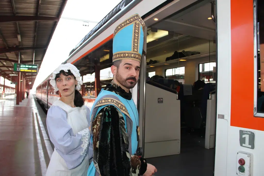 Una actriz y un actor vestidos de época para el Tren Medieval de Madrid - Sigüenza. Foto cedida por Renfe