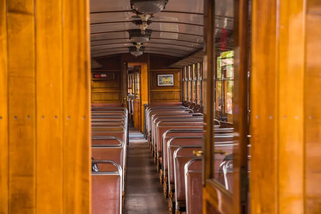 Interior del tren de Sóller, en Mallorca. Por icephotography