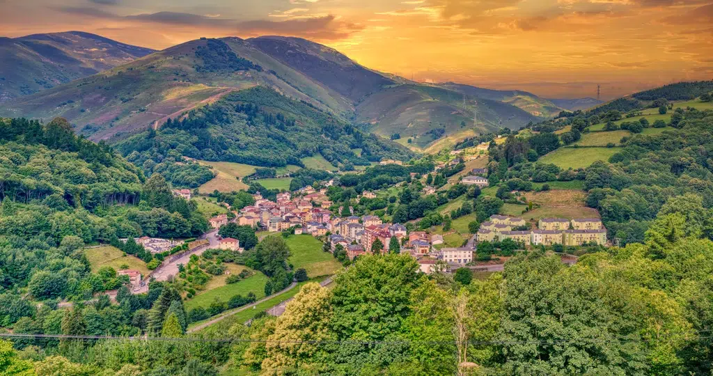 Panorámica del pueblo Pola de Allande, en Asturias. Por StockPhotoAstur