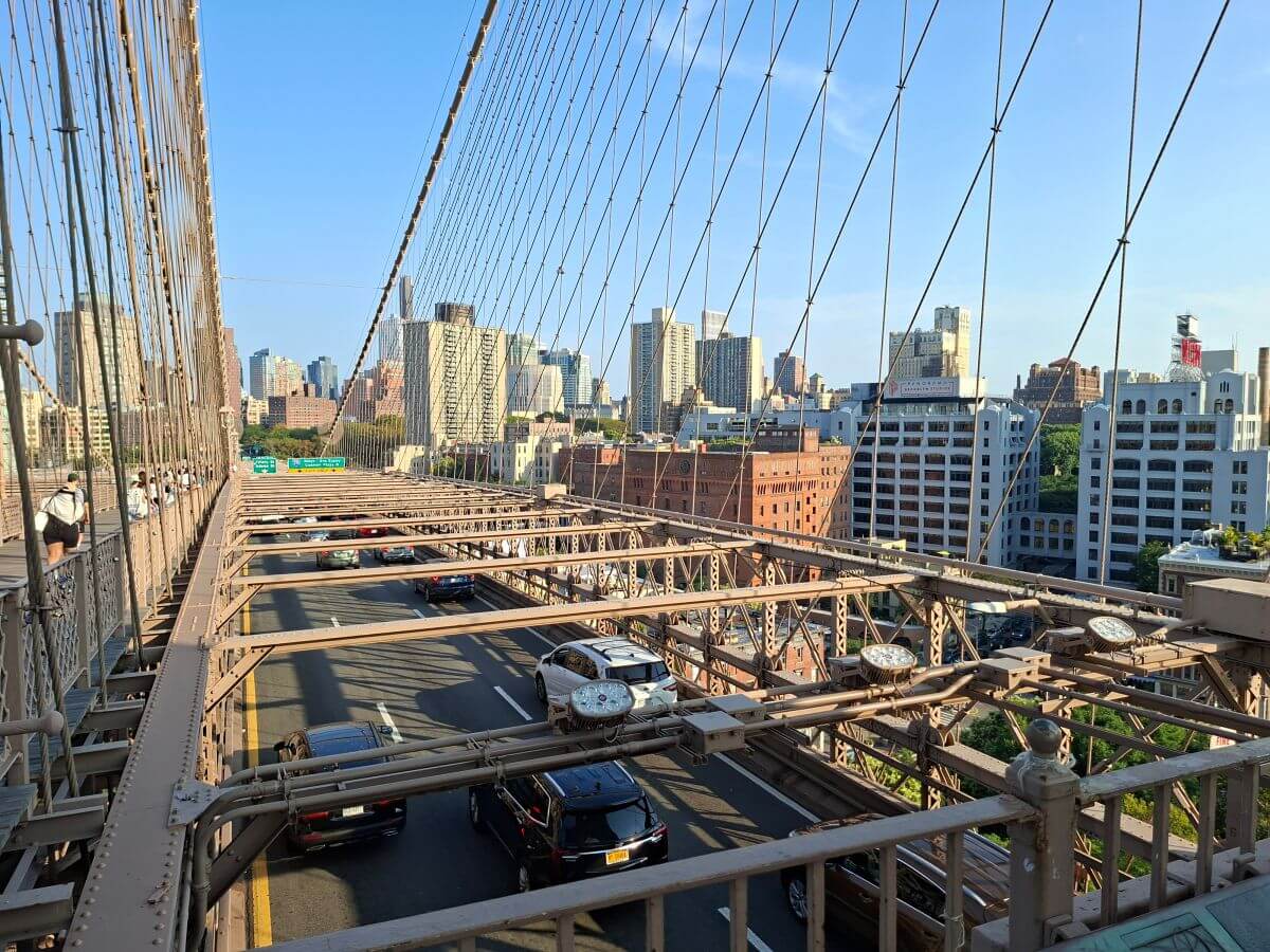 Coches cruzando el puente de Brooklyn