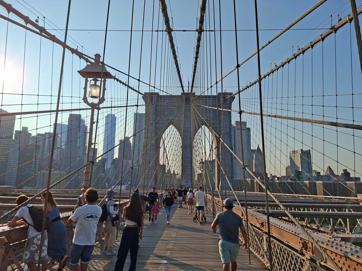 Cruzando el puente de Brooklyn Cruzando el puente de Brooklyn