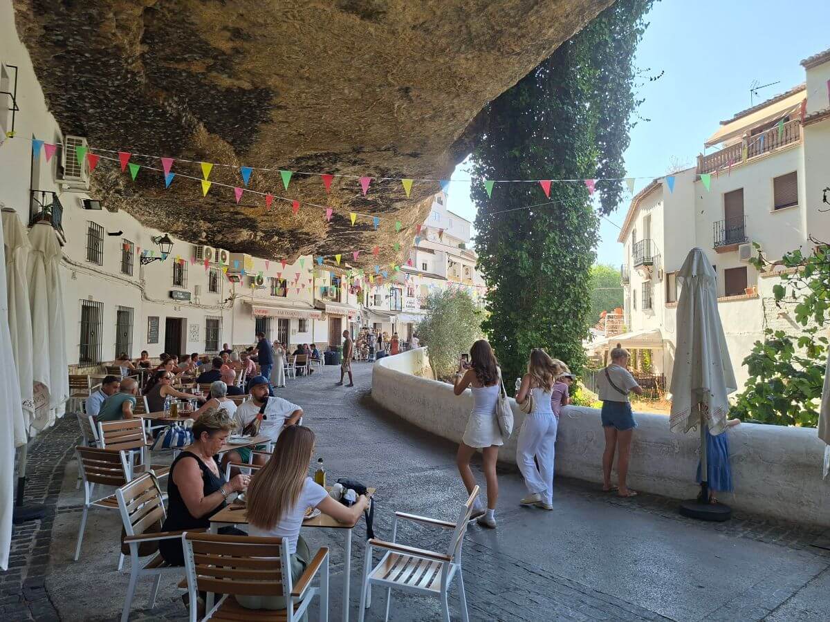 La calle más famosa de Setenil de las Bodegas