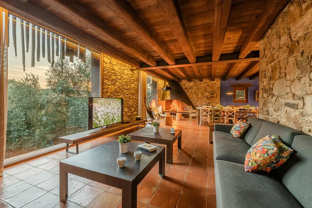 Los espacios interiores de Can Ferriol, masí totalmente remodelada. Está en Girona, Cataluña