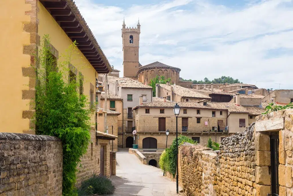 Las calles de Uncastillo (Zaragoza), con la iglesia de Santa María al fondo.