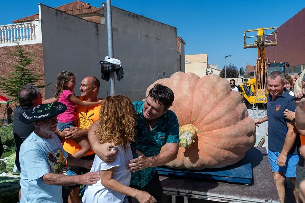 Rubén Mendi celebra el récord de calabazas gigantes de España en Valtierra (Navarra).