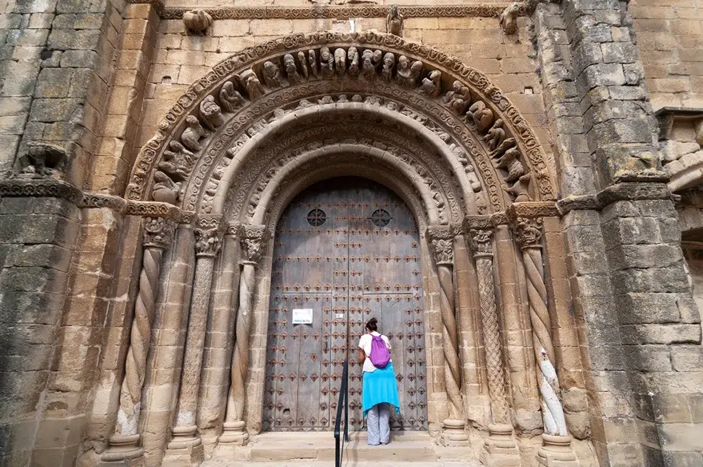 Portada de la iglesia de santa María, en Uncastillo (Zaragoza), que contiene un conjunto escultórico espectacular.
