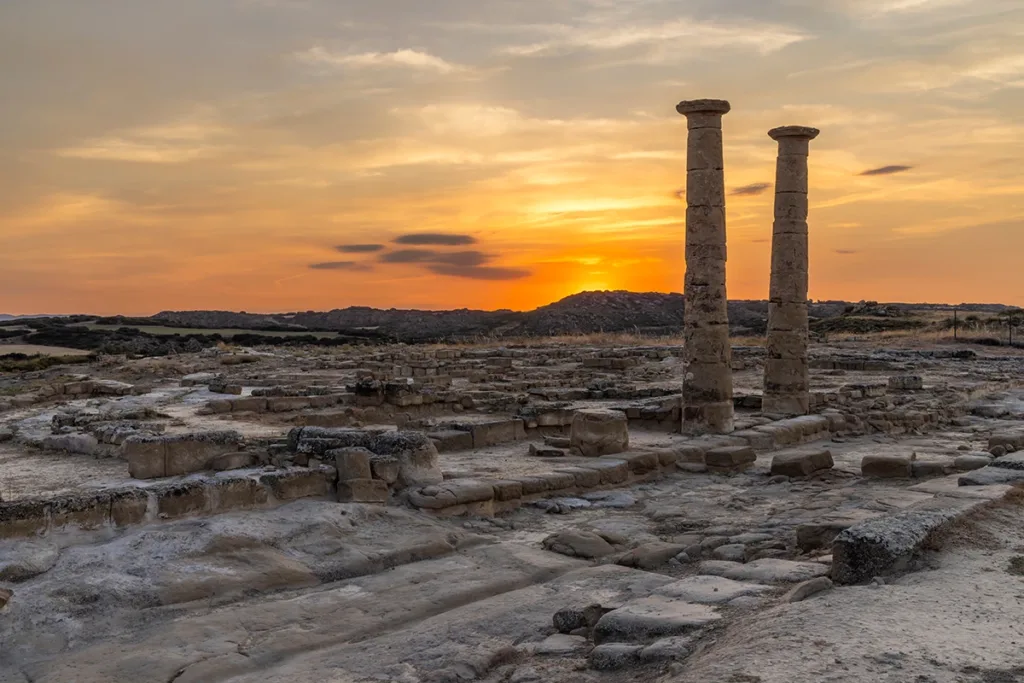 Atardecer en el yacimiento romano de Los Bañales, en Uncastillo (Zaragoza).