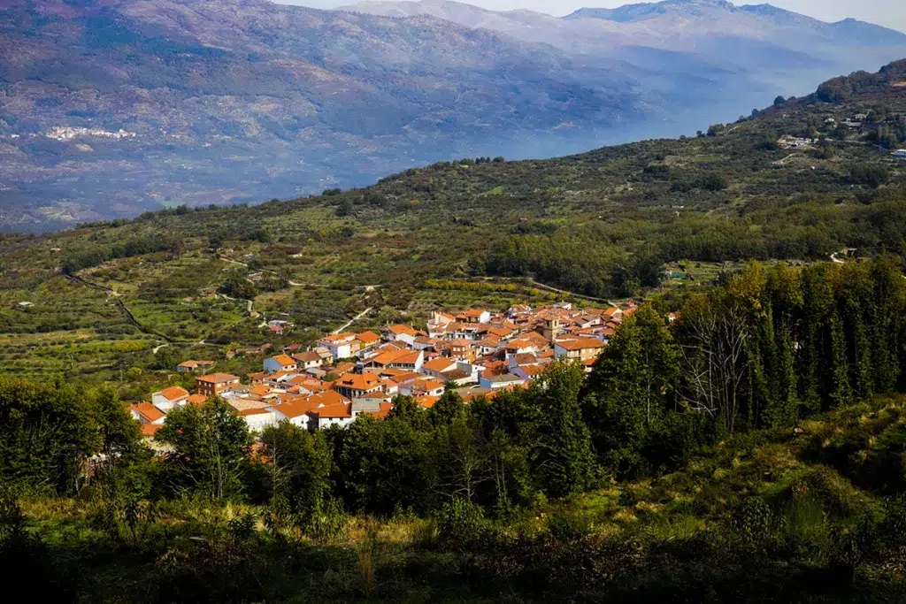 Vista de Casas del Castañar (valle del Jerte, Extremadura).