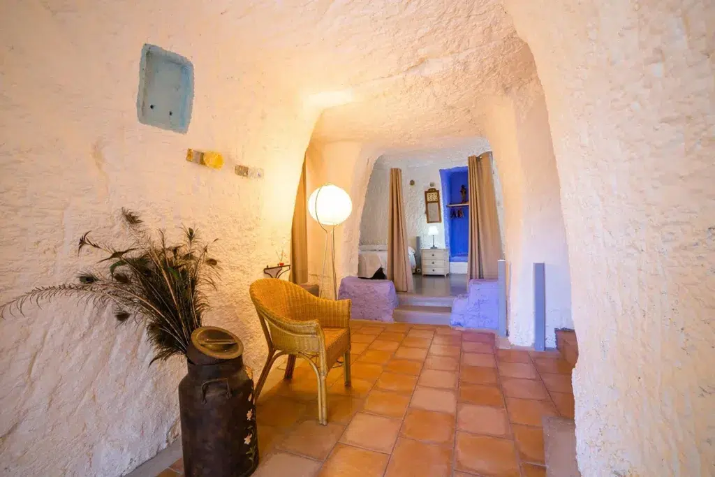 Interior de una de las Cuevas de bardenas, el alojamiento rural que gestiona Rubén Mendi en Valtierra (Navarra).