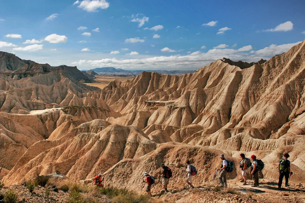 Senderistas en las Bardenas Reales de Navarra, un paisaje semidesértico único en España.