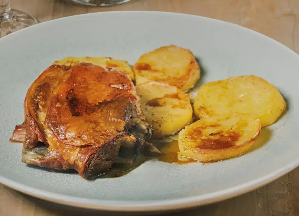 Ternasco de Aragón al horno con patatas, uno de los platos tradicionales aragoneses que podemos degustar en Uncastillo (Zaragoza).