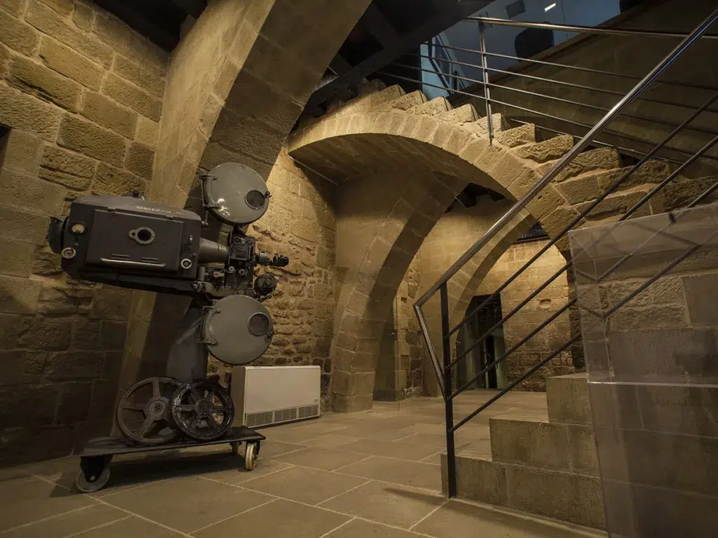 Lonja medieval de Uncastillo (Zaragoza, que se utiliza como sala de exposiciones y congresos.