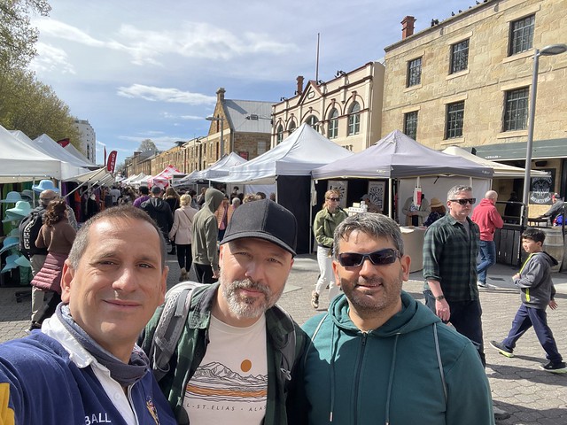 Sele, Roberto y David, equipo X-Plore Viajes, en el Salamanca Market de Hobart (Tasmania)