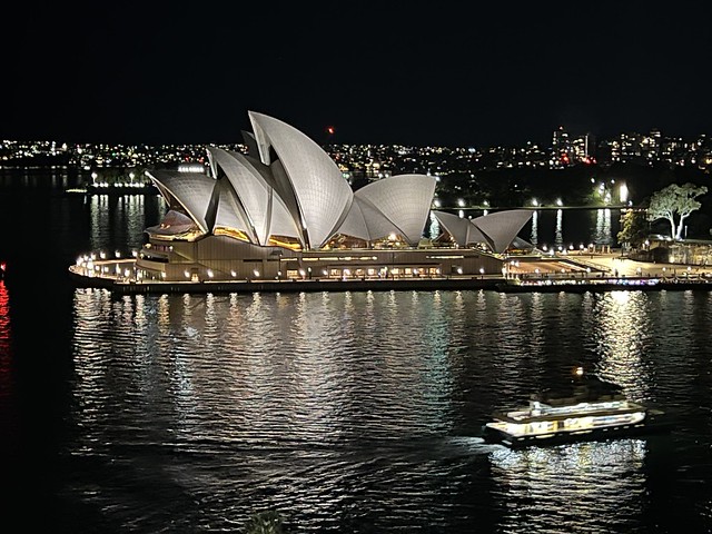 Barco cruzando la Bahía de Sídney por la noche (de fondo el Opera House)