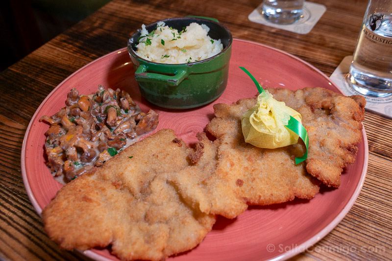 Donde Comer en Berlin Jäger & Lustig Viennese Veal Schnitzel
