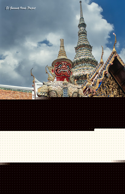 Yaksa Suriyaphop en Wat Phra Kaew - Bangkok Yaksa Suriyaphop en Wat Phra Kaew - Bangkok, por El Guisante Verde Project
