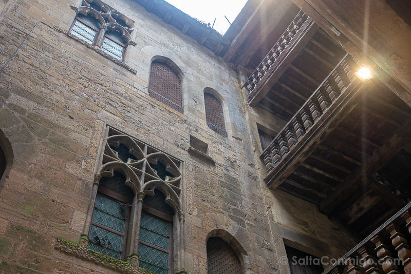 Que Ver en Sarlat-la-Caneda Hotel Plamon Patio Escalera Madera