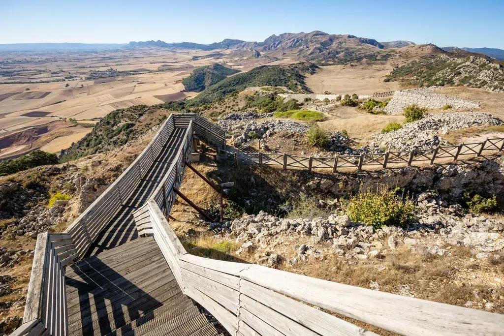 Pasarela de madera para ir a la fortaleza de Santa Engracia, en Pancorbo. Por Jorge Anastacio