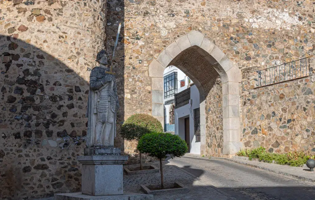 Puerta de Burgos en la villa de Jerez de los Caballeros (Badajoz). Por David Andres
